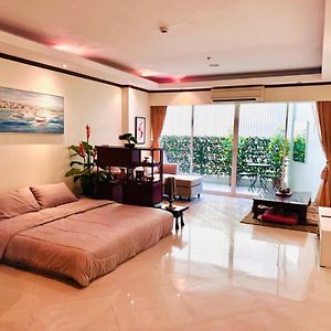 Deluxe One-Bedroom Apartment Garden View